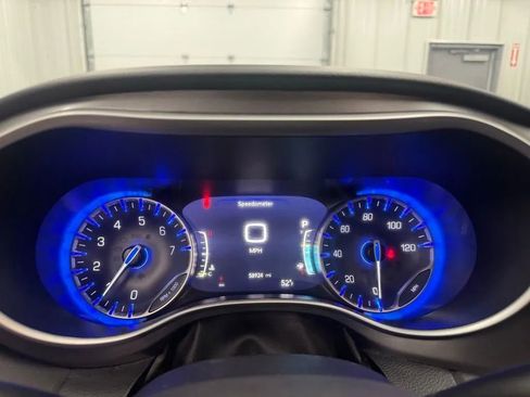 Used 2024 Chrysler Pacifica Touring-L image 7