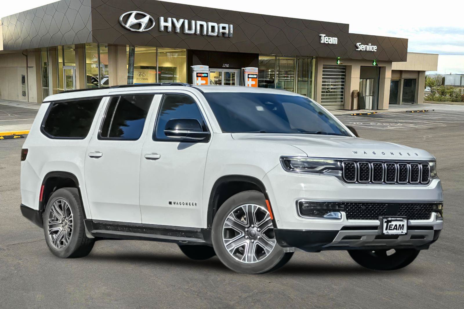 Used 2024 Jeep Wagoneer L Series II AWD/4WD image 2