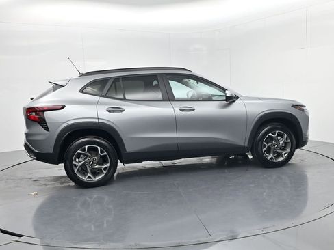 Used 2025 Chevrolet Trax LT FWD image 8