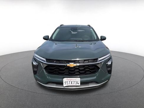 Used 2025 Chevrolet Trax LT w/ LT Convenience Package image 4