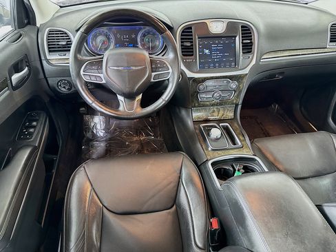 Used 2018 Chrysler 300 Limited RWD image 17