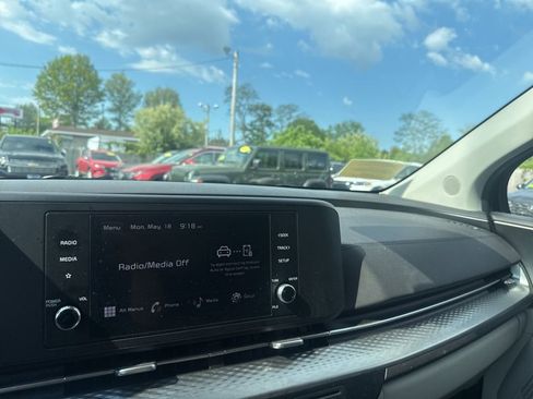 Used 2024 Kia Carnival LX FWD image 10