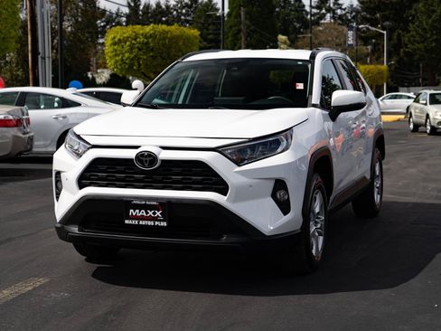 Used 2020 Toyota RAV4 XLE FWD image 4
