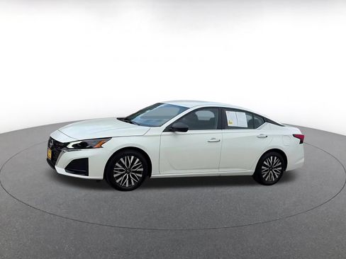 Used 2025 Nissan Altima 2.5 SV FWD image 8