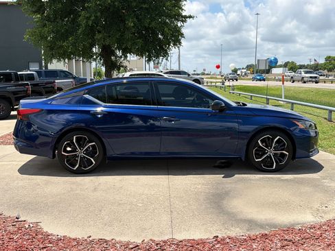 Used 2023 Nissan Altima 2.5 SR w/ SR Premium Package FWD image 8