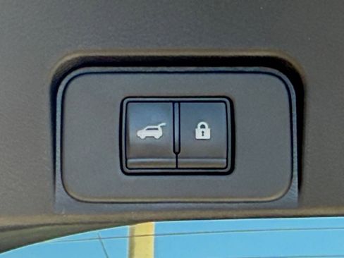Used 2025 Nissan Rogue SV AWD/4WD image 23