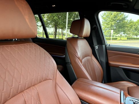 Used 2022 BMW X7 xDrive40i w/ M Sport Package AWD/4WD image 34