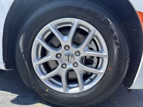 Used 2023 Chrysler Pacifica Touring-L FWD image 14