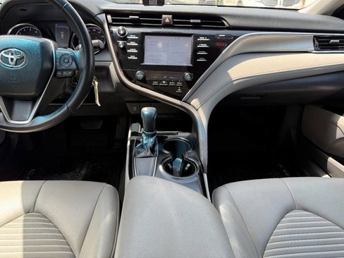 Used 2018 Toyota Camry SE w/ Moonroof Package FWD image 9