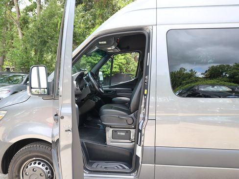 Used 2022 Mercedes-Benz Sprinter 4500 w/ Parking Package image 8