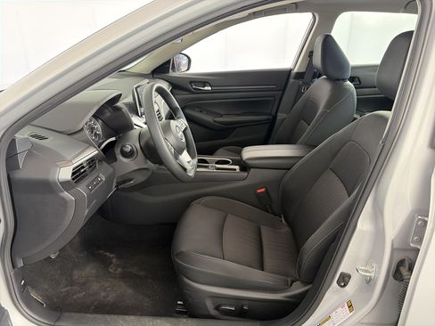 Used 2024 Nissan Altima 2.5 SV FWD image 6