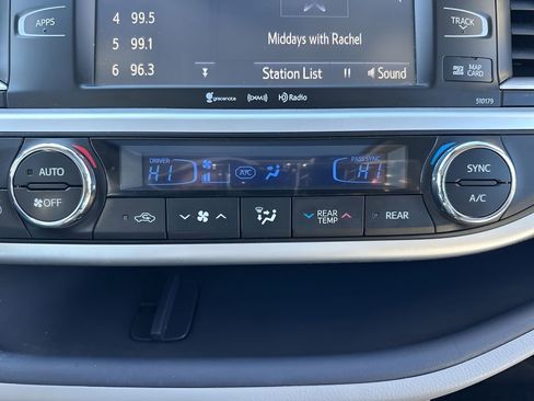 Used 2018 Toyota Highlander image 21