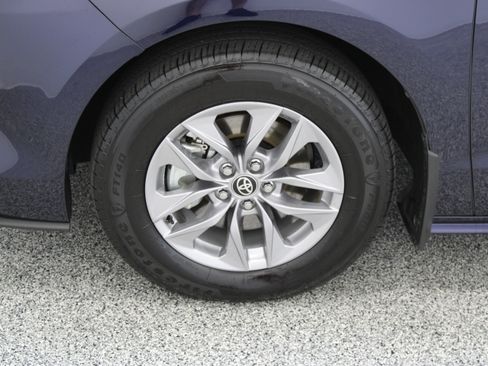 Used 2026 Toyota Sienna XLE FWD image 10