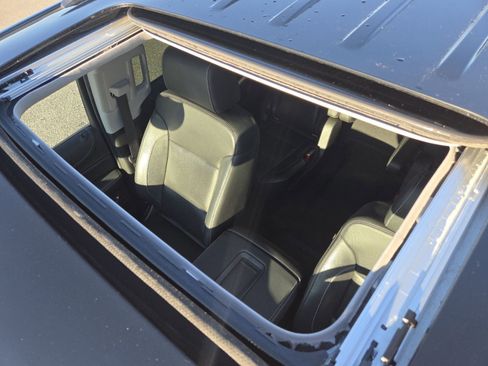 Used 2020 GMC Yukon XL SLT w/ Graphite Performance Edition image 3