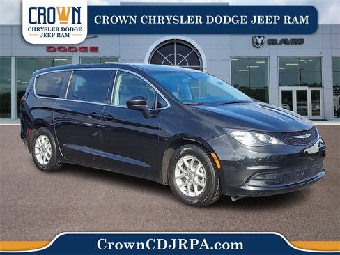 Used 2022 Chrysler Voyager LX image 1