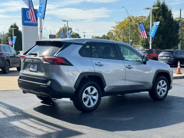 Used 2022 Toyota RAV4 LE AWD/4WD image 3