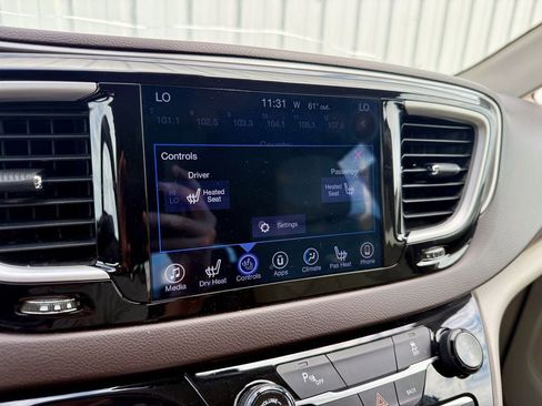 Used 2017 Chrysler Pacifica Touring-L FWD image 29