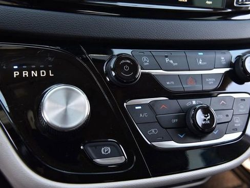 Used 2023 Chrysler Pacifica Touring-L FWD image 16
