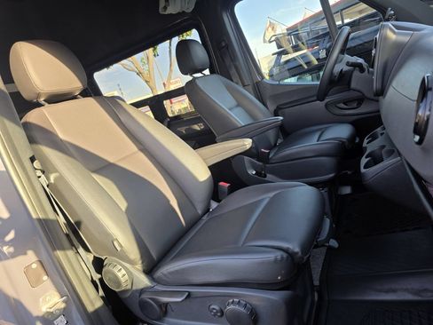 Used 2021 Mercedes-Benz Sprinter 2500 image 30
