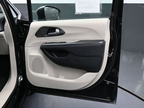 Used 2024 Chrysler Pacifica Touring-L image 38