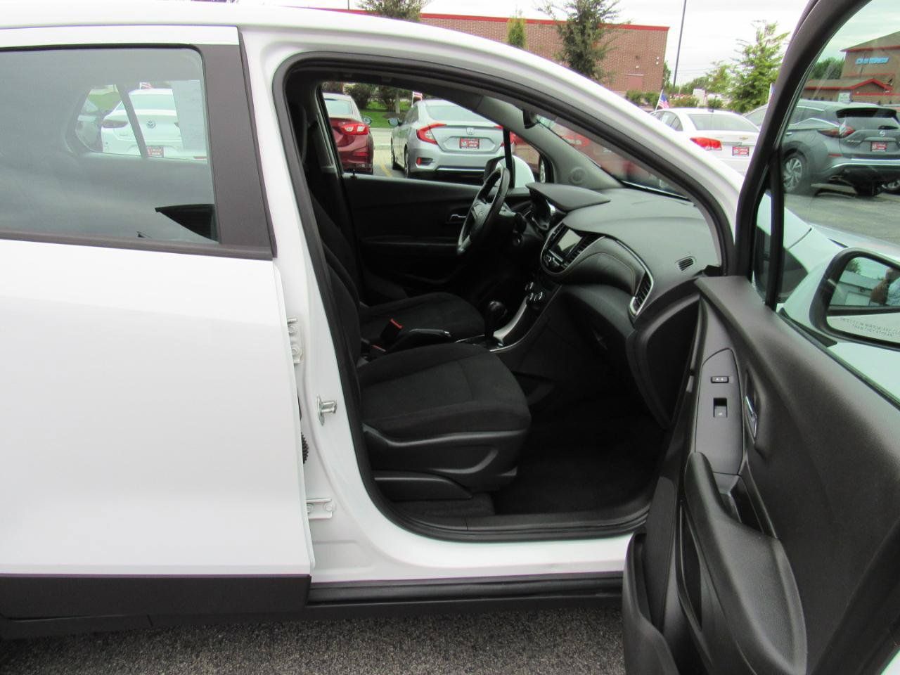 Used 2018 Chevrolet Trax LS AWD/4WD image 26