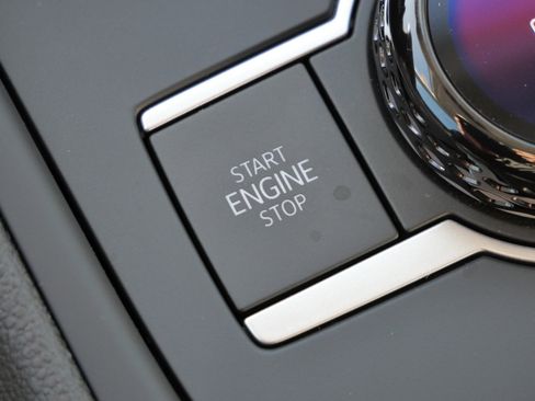 Certified 2025 Volkswagen Tiguan SE image 28