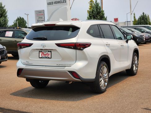 New 2026 Toyota Highlander Platinum AWD/4WD image 3