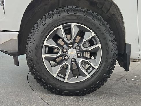 Used 2023 Chevrolet Silverado 1500 LT w/ Z71 Off-Road Package AWD/4WD image 37
