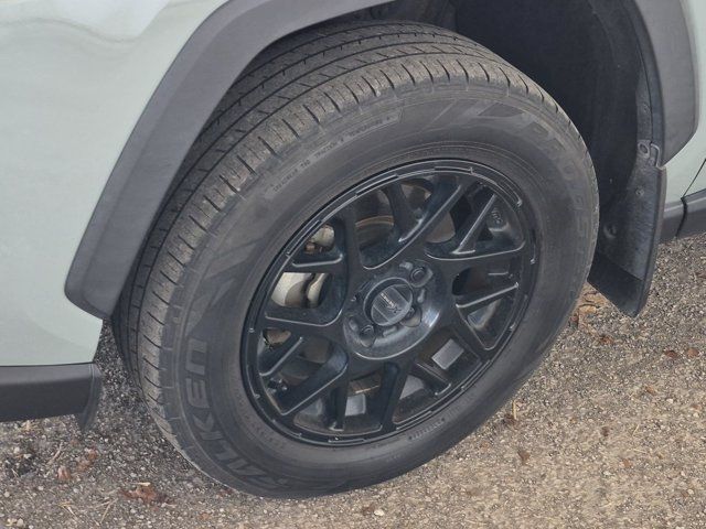 Used 2022 Toyota RAV4 XLE Premium FWD image 5