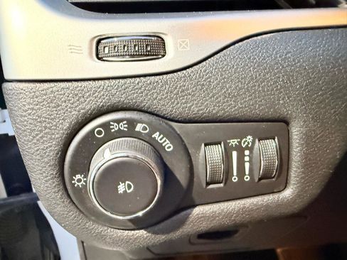 Used 2016 Jeep Cherokee Latitude w/ Cold Weather Group FWD image 22