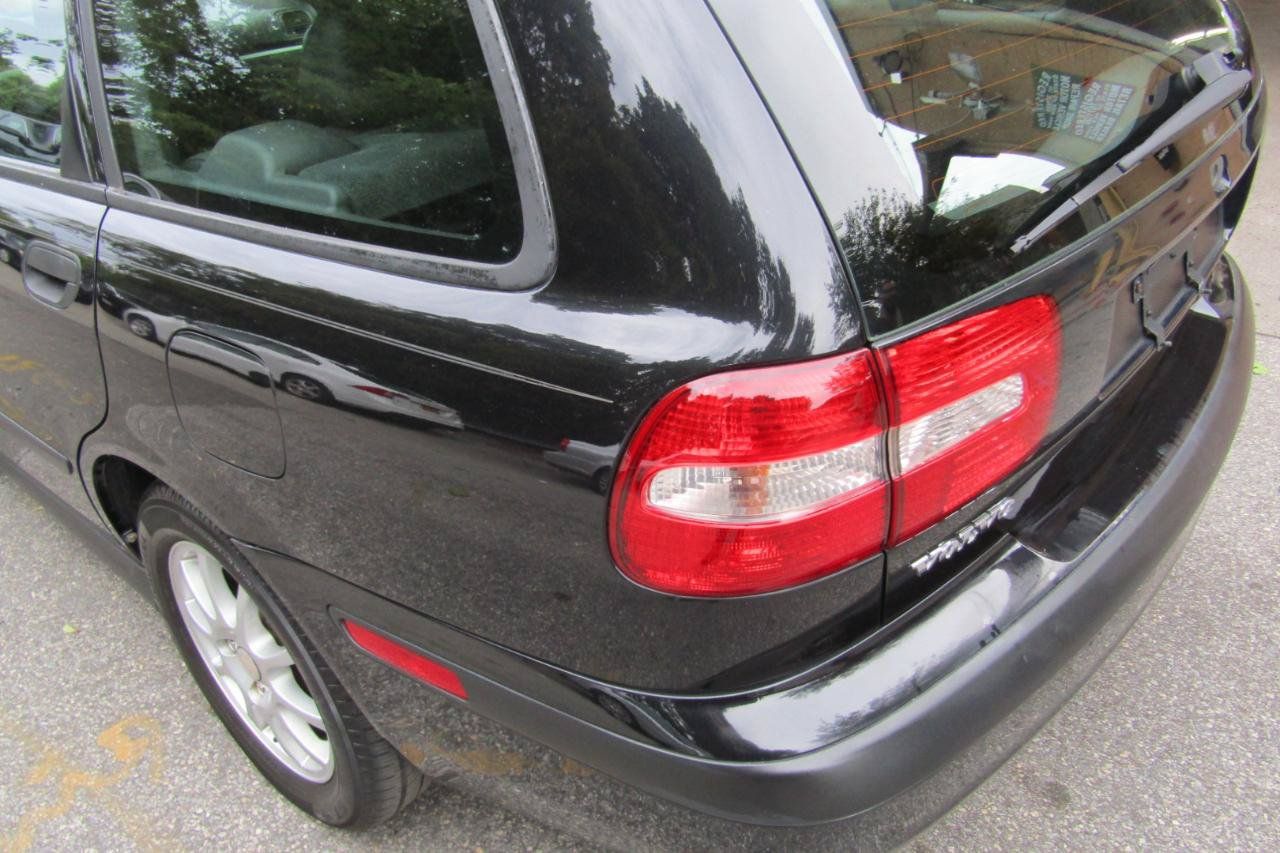 Used 2002 Volvo V40 FWD image 5