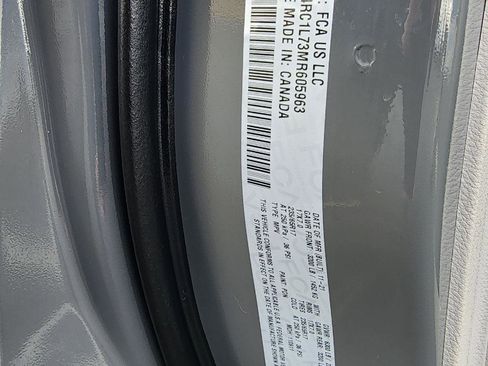 Used 2021 Chrysler Pacifica Touring-L image 7