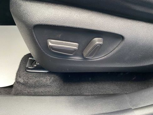 Used 2020 Toyota Highlander LE image 18