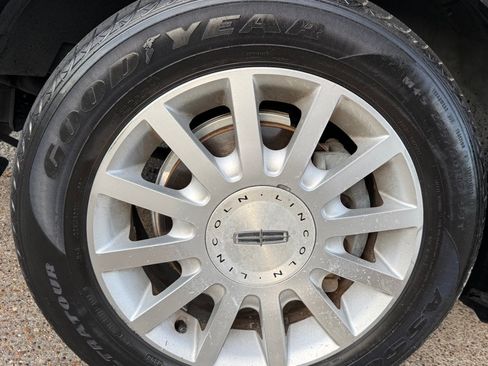 Used 2007 Lincoln Town Car Signature RWD image 21