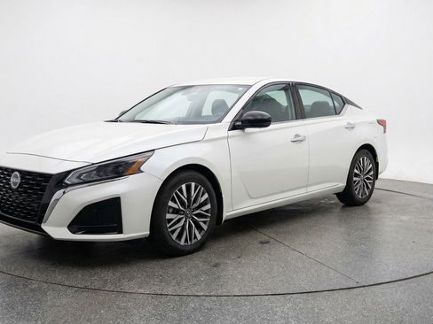 Used 2025 Nissan Altima 2.5 SV image 3