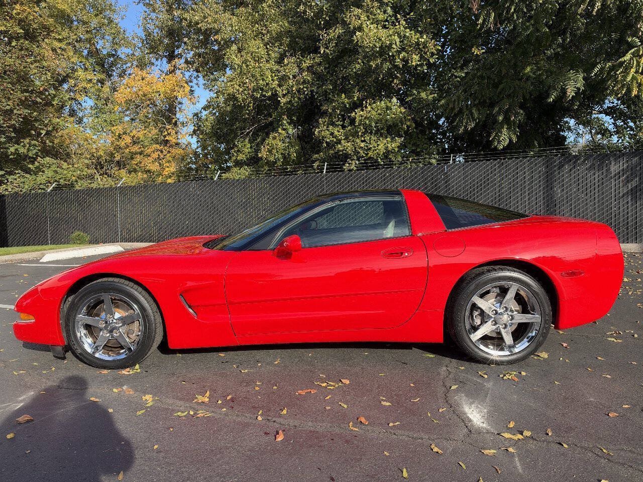 Used 1998 Chevrolet Corvette Coupe RWD image 2