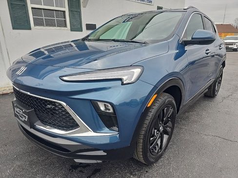 Used 2024 Buick Encore GX Sport Touring image 3