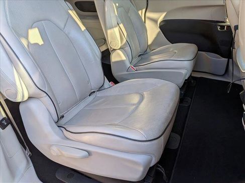 Used 2017 Chrysler Pacifica Platinum image 20