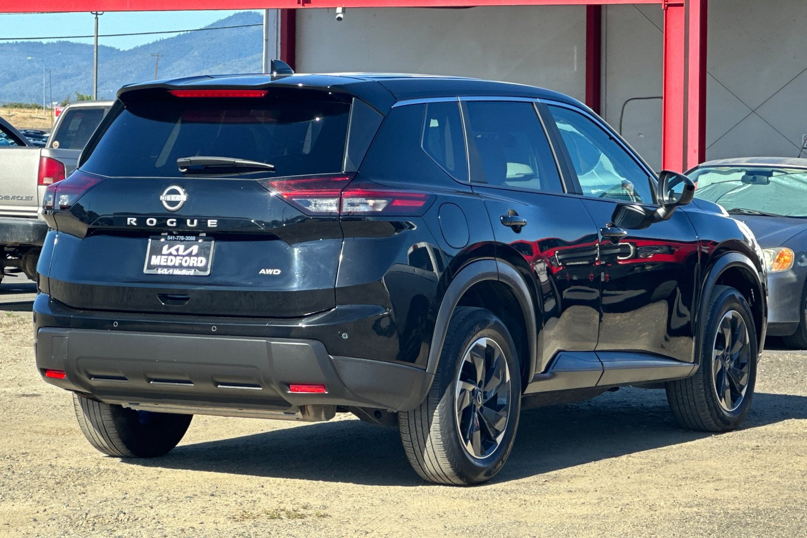 Used 2025 Nissan Rogue SV AWD/4WD image 4