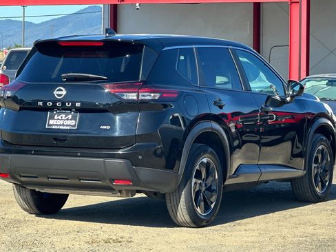 Used 2025 Nissan Rogue SV AWD/4WD image 4