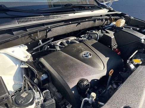 Used 2017 Toyota Highlander XLE image 11