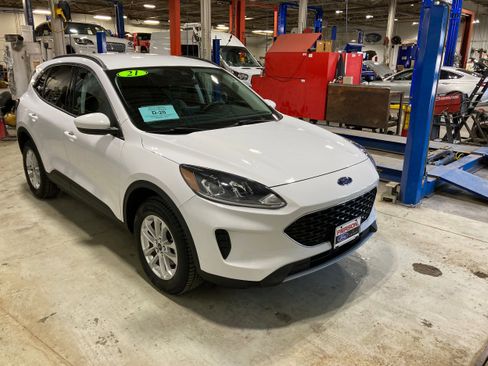 Used 2021 Ford Escape SE image 3