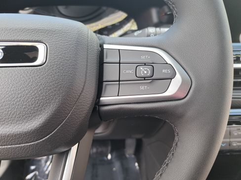 New 2026 Jeep Compass Latitude image 17