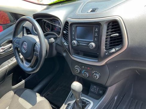 Used 2017 Jeep Cherokee Sport FWD image 10