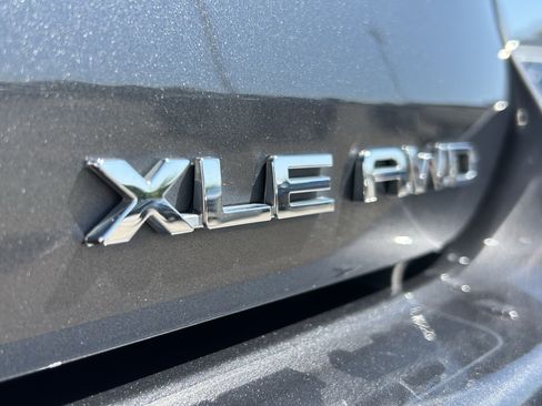 Used 2022 Toyota Highlander XLE AWD/4WD image 9
