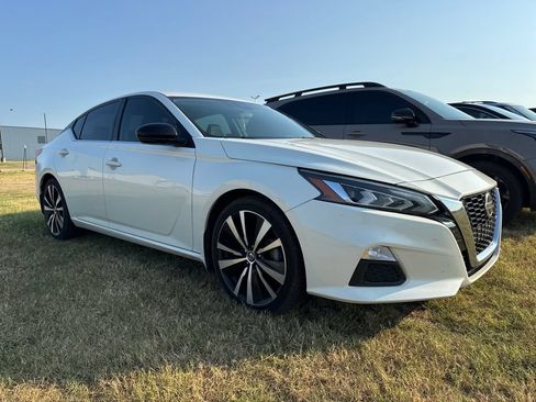 Used 2020 Nissan Altima 2.5 SR w/ Premium Package FWD image 3