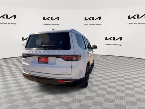 Used 2024 Jeep Wagoneer Series III AWD/4WD image 5