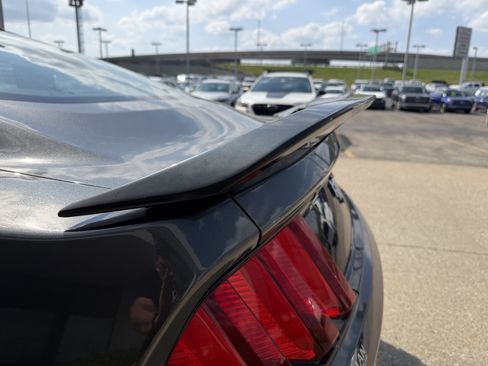 Used 2017 Ford Mustang Coupe RWD image 9