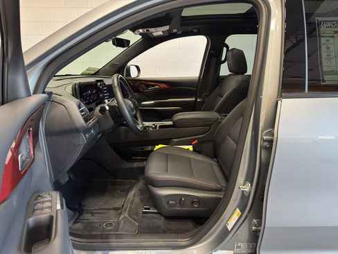 Used 2025 Chevrolet Traverse Z71 w/ Enhanced Driving Package AWD/4WD image 18
