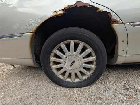 Used 2003 Lincoln Town Car Signature RWD image 16